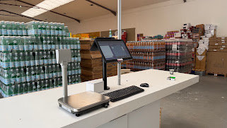 Caisse Linéo côté vendeur, avec balance et clavier, installée dans une épicerie